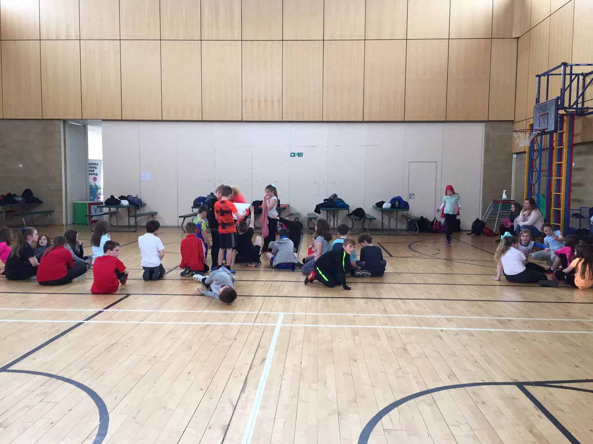 ASC_Fee's tweet photo. Running club getting ready to go, what a fantastic turn out! 👍🏃🏻‍♀️🏃🏻our practise for x country  @DeanburnPS @FCTrust @FalkirkSport https://t.co/ISSGKGLZGw