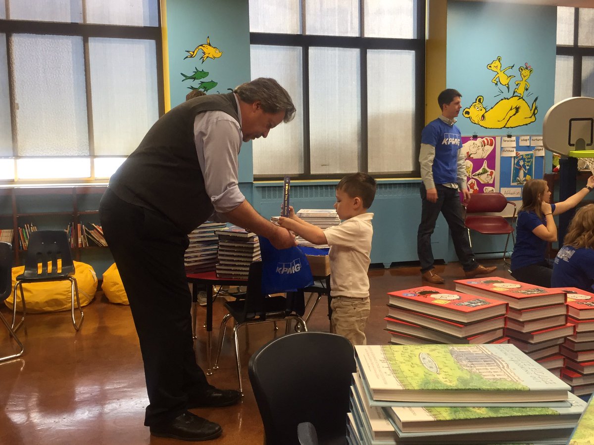 bhart610's tweet image. Reading and some basketball with @KPMG volunteers this morning! #sasreadingweek #saspride