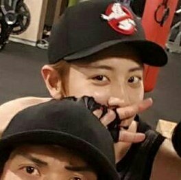 chanyeol_pic's tweet photo. is this photo recent?? if it's yes then does that mean he changed his hair color https://t.co/JPm79z1CwH