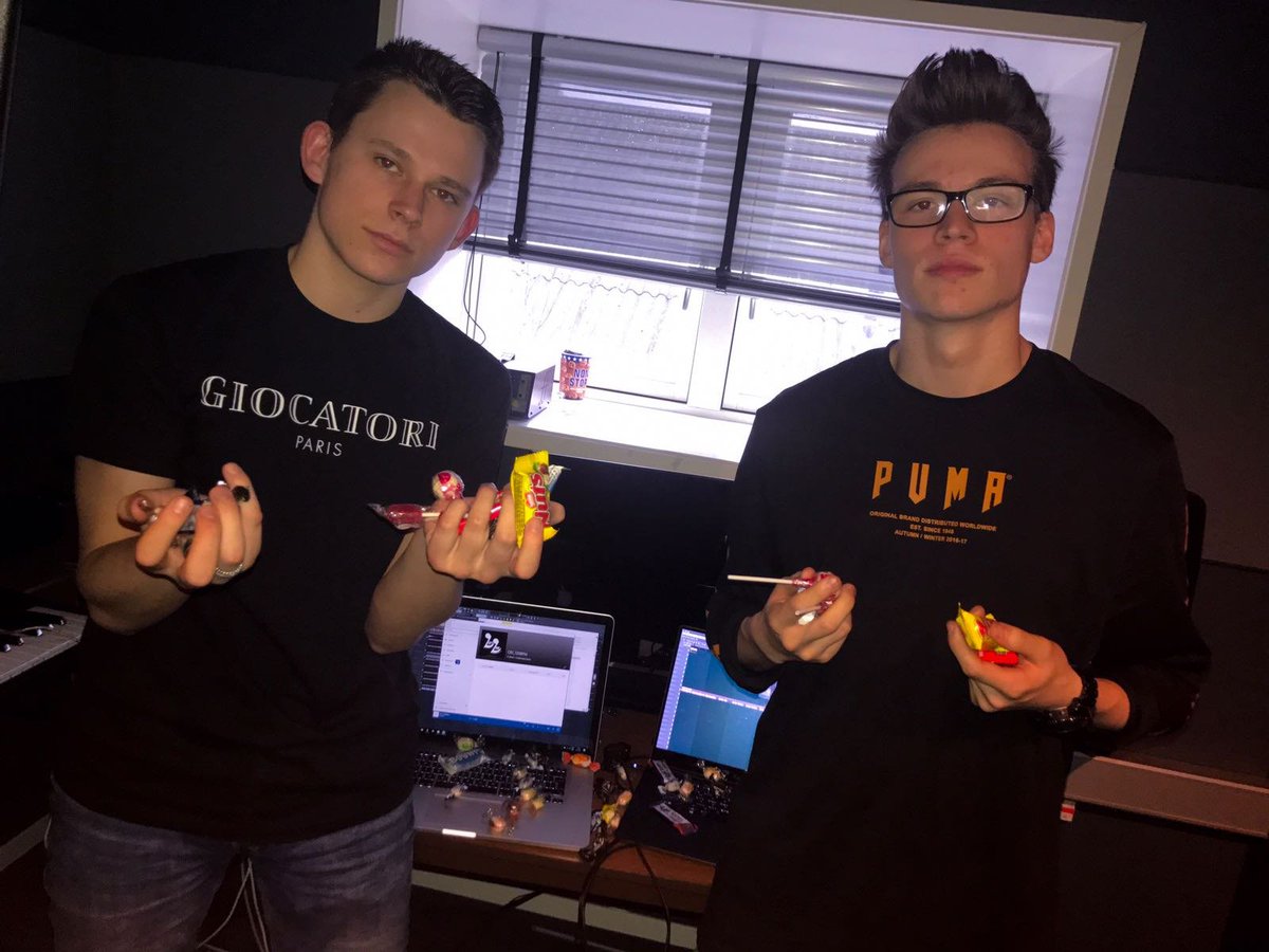 CurbiOfficial's tweet photo. making a banger with my new best friend @hassedemoor 🐸☕️ https://t.co/PyfACt2Om3