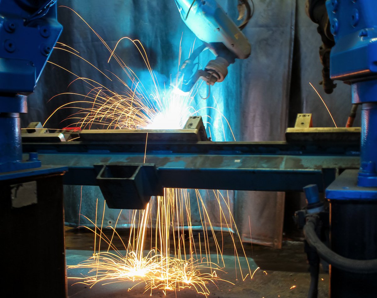 iHartMedia's tweet photo. These sparks will fly...Hands on with some robots. We like robots 🤖 #Industrial #Robot #SocialMedia #DigitalMedia #DigitalMarketing #Sparks https://t.co/2CG6aWTLrW