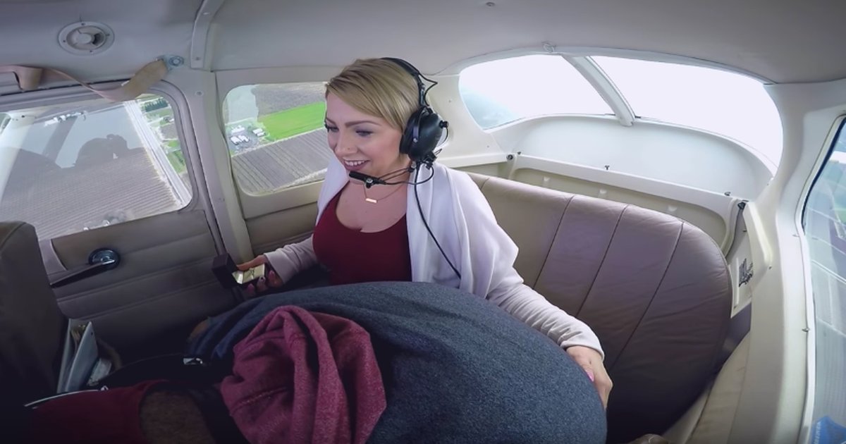 simonstarjoy's tweet image. Guy throws up in the middle of marriage proposal dlvr.it/NX8Sn0 #Helicopter #Vomit #ProposalVideo