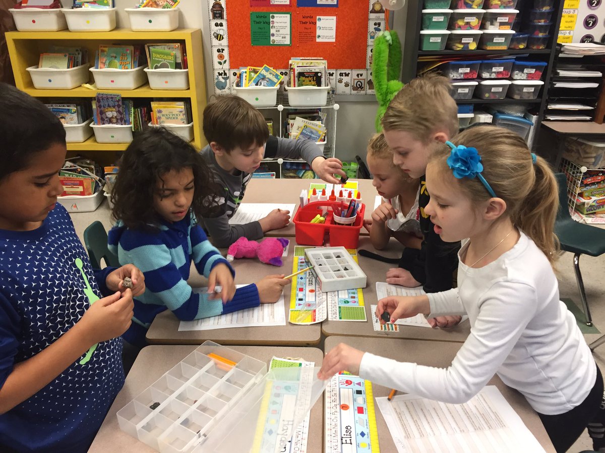 SCEMcKinley's tweet photo. Weldon springs came to teach us about rocks and how to classify them today!! #duellolearns #wsdlearns #rockinglearning https://t.co/kNaubcLitV