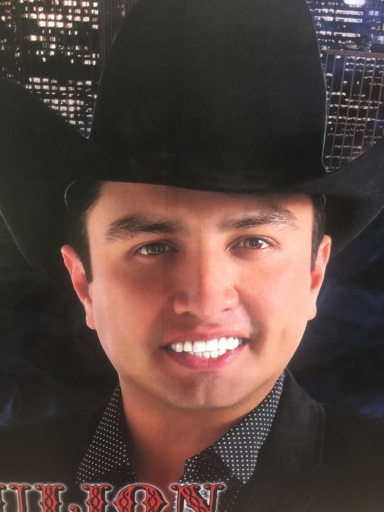 chicuela's tweet photo. Ah qué foto tan #chuliona @julionalvarez  @EstelaCOficial https://t.co/S8HcHDEubq