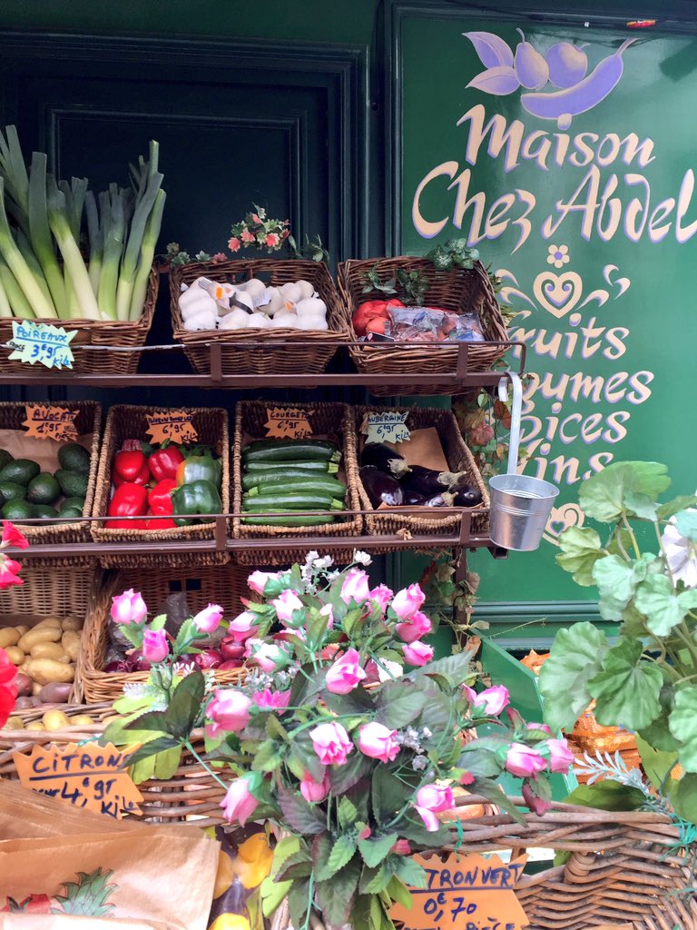 Passeggiando tra le vie di #montmartre ritrovo la bottega del film " il favoloso mondo di Amelié" 😍 @AtoutfranceIT