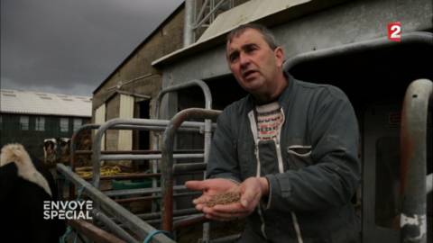 EnvoyeSpecial's tweet photo. Un éleveur dénonce Xavier #Beulin, à la fois agro-industriel et patron de la #FNSEA
➡️https://t.co/HiQbz1z3VU #EnvoyeSpecial #Cdenquete https://t.co/tvKO3vjxZe
