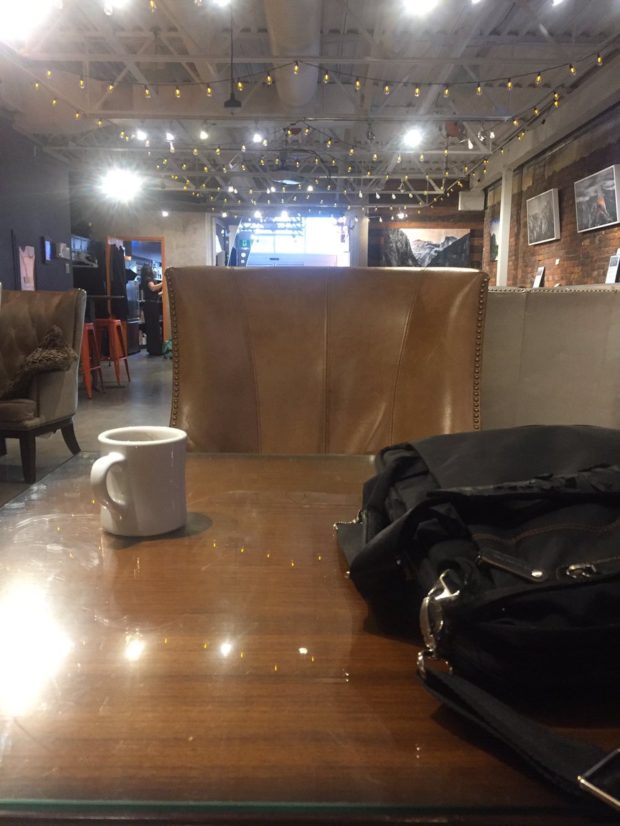 warwickvic's tweet photo. I always feel so stately when I coffee @VIATEC #bengallounge4ever https://t.co/YuEuH8O7jR
