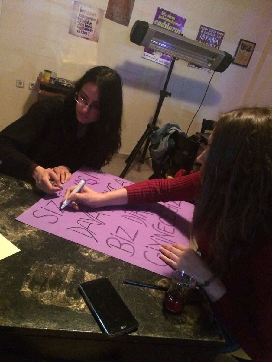 Kadınlar #8Mart a hazırlanıyor. #8MartEngellenemez 
Bayraklarımızla,dövizlerimizle alanlarda olacağız ✌🏼️ Alanları Mor'a boyayacağız 💜