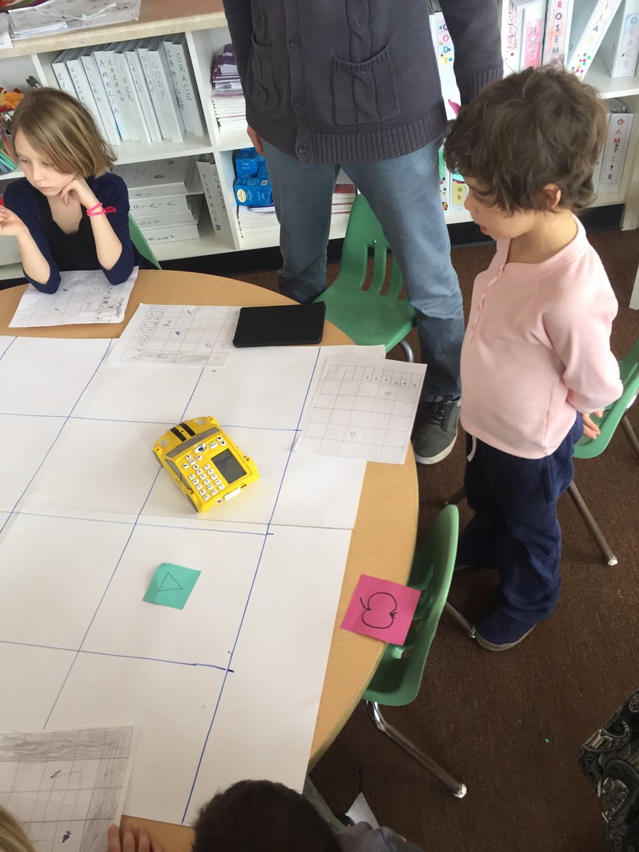 Mlf_america's tweet photo. Arrivee de Probot a l'ecole du Maine #rencontronique @Mlf_america @FrenchSchoolME #ProBot https://t.co/Axjg0Ggmnt