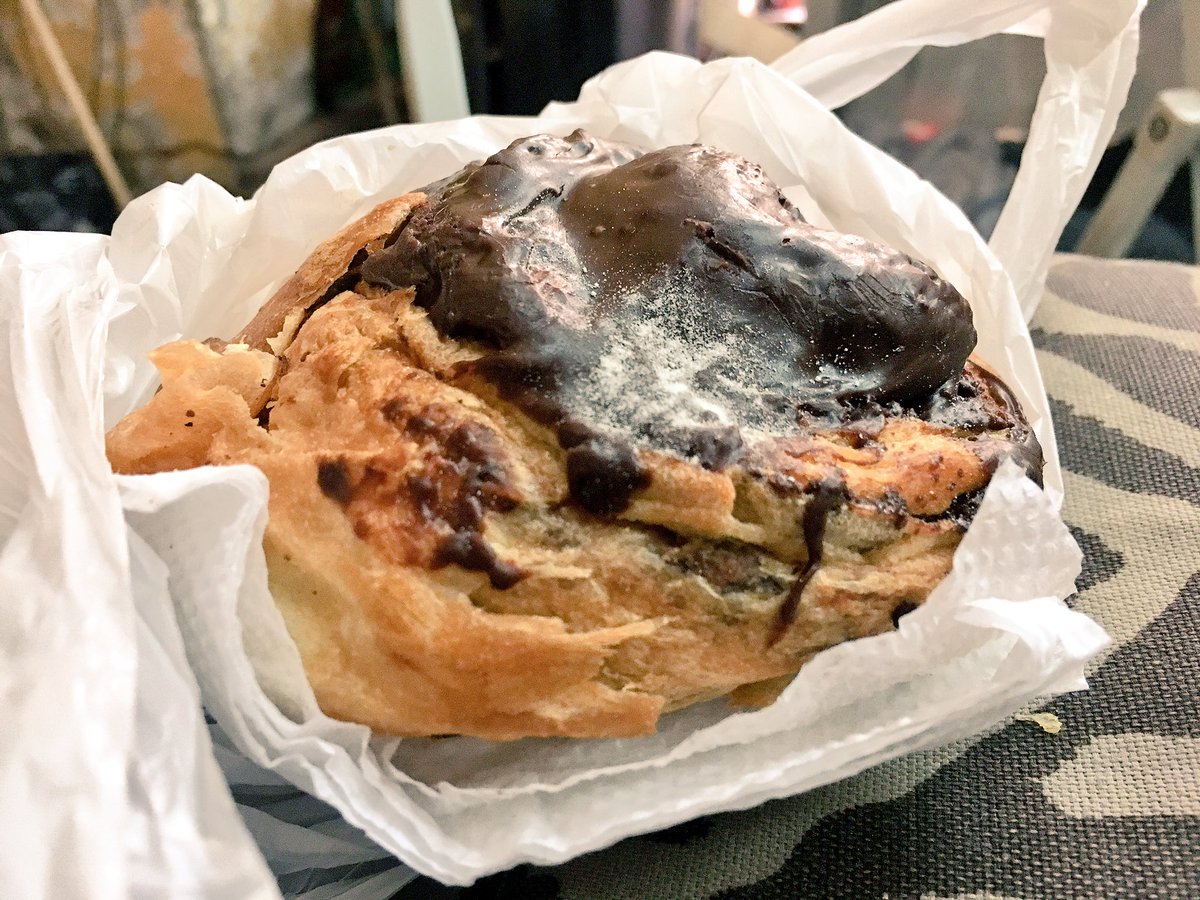 LaloLaura's tweet photo. No me gusta el dulce pero un Pancito de chocolate del #EnDulce #galeria panadería del centro histórico no me resisto 😍😋 https://t.co/B0eLbjOZSM