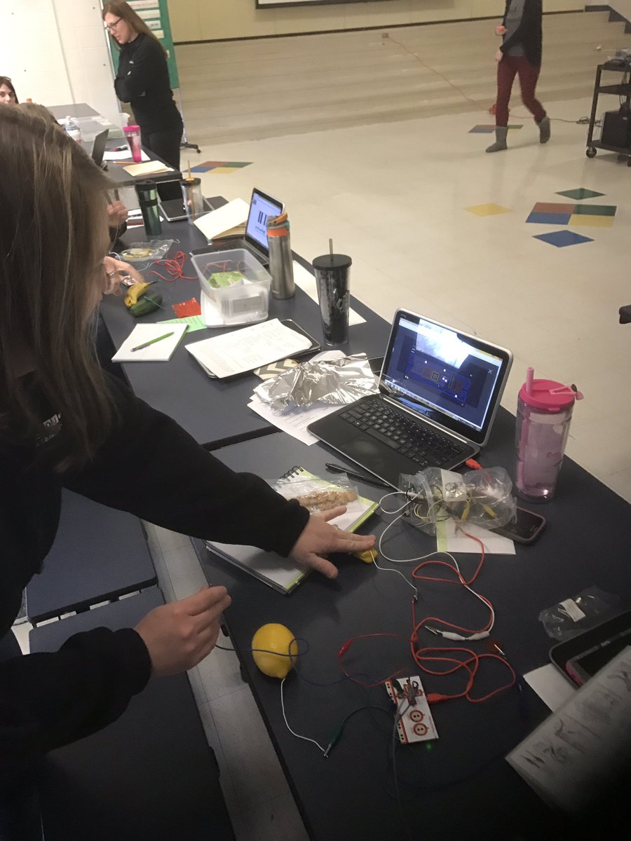 Mrs_Clark54's tweet photo. Using Makey Makey circuits to play PAC-Man! #kaneland302 #kme302 https://t.co/M1U7D1iHr8