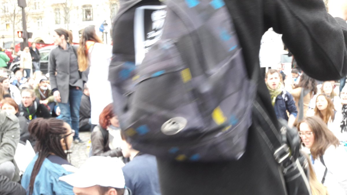 vivianacapit's tweet photo. #DENTger  sit in Champs Élisée https://t.co/PL3PSzcmqU