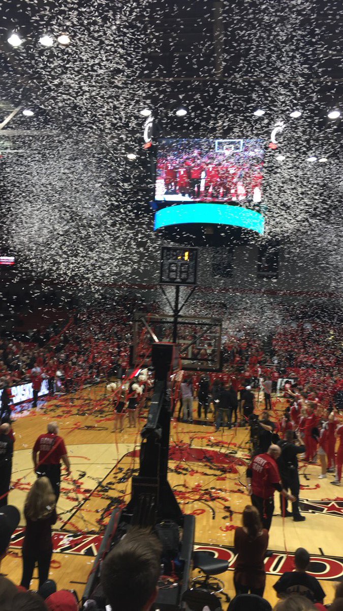 BurchForSenate's tweet image. 28 years of history, 375 home wins, a 26 home game win streak. What a way to send 5/3 Arena out last night! So proud to be a Bearcat! 🐻🐱