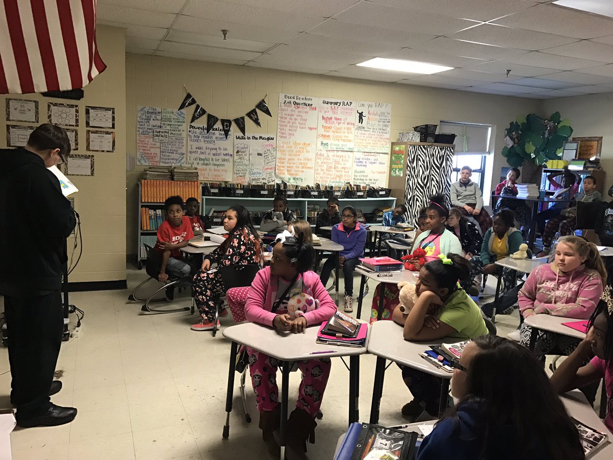 LisaStarnes27's tweet photo. West Jr High readers! #onefish,two fish #LMESTigerNation https://t.co/oqVVs1rWRp