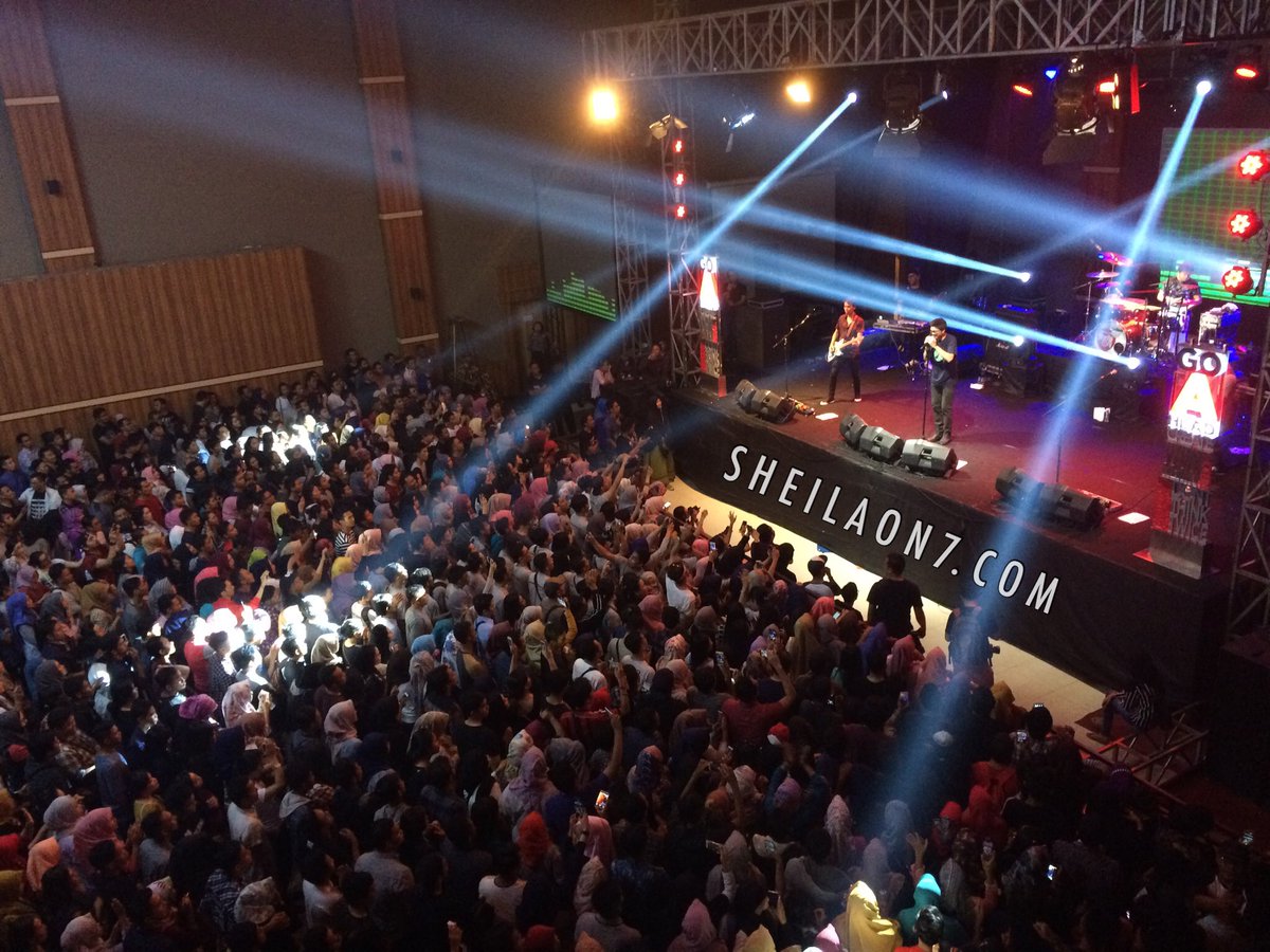 sheilaon7's tweet photo. Bersenang-senanglah karna hari ini akan kita rindukan.. .
@99_ent proudly present #So7CelebesTour

#Sheilaon7day #So7Palu #Sheilagank https://t.co/xx68380jCD