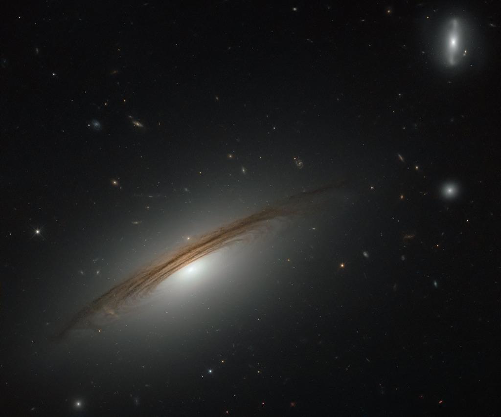 NASA's tweet image. Slow &amp;amp; steady or suddenly huge? Astronomers use @NASA_Hubble data to learn how this incredibly massive galaxy formed go.nasa.gov/2m3z17m