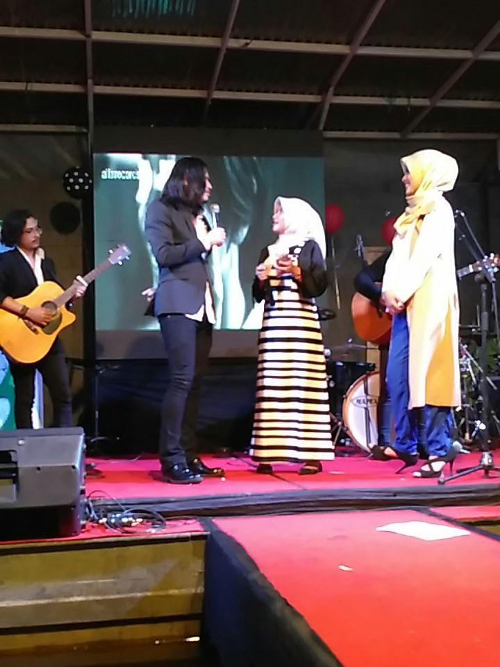 Penonton ditantang nyanyiin lagu #SirnaVirzha 💚