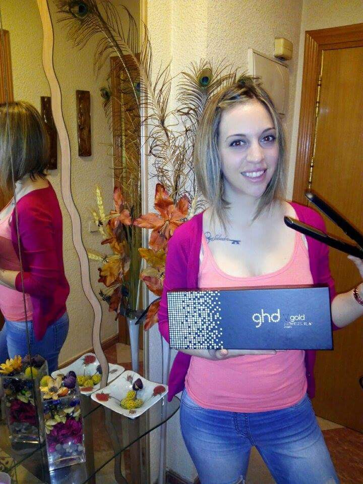 GoChollos's tweet photo. La ganadora del #SorteoGhd ya posa con su flamante #Ghd GOLD V. En 2 días la recibió en casa. Enhorabuena, disfrútala mucho! https://t.co/qAsG70oIb4