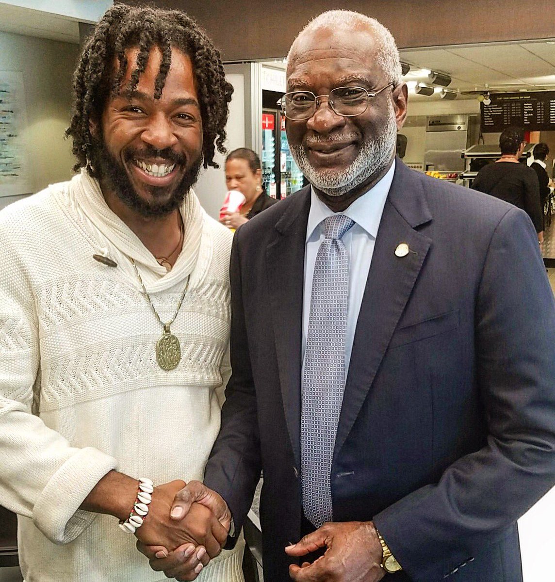TrevonAllworthy's tweet photo. Sharing a laugh with 16th U.S. Surgeon General #DavidSatcher.
#actor #actorslife #producer #usa #beardgang #blackmen #vegan #spreadlove https://t.co/8oIMYurfVi