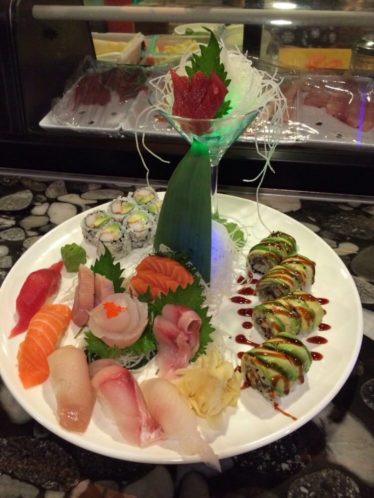 MoonlightCT_'s tweet photo. 🎉Happy Friyay!  
Celebrate by sharing #sushi with your favorite person at Moonlight Sushi Bar and Grill in Middletown, CT! 🍣 https://t.co/7G0uvMVcLW