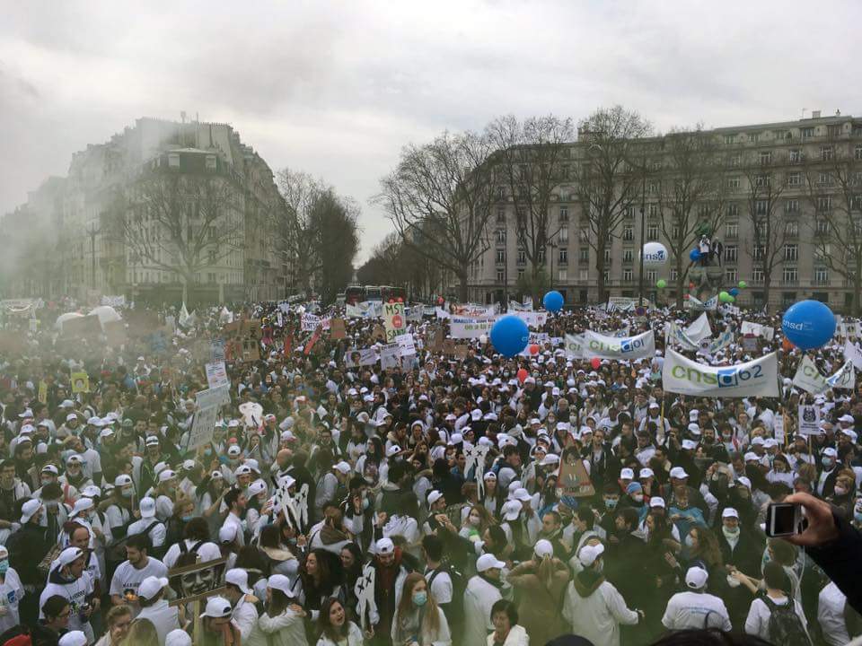MauBdrt's tweet photo. Dentistes et étudiants manifestent pour votre santé ! #DENTger https://t.co/foQe1MkIiv