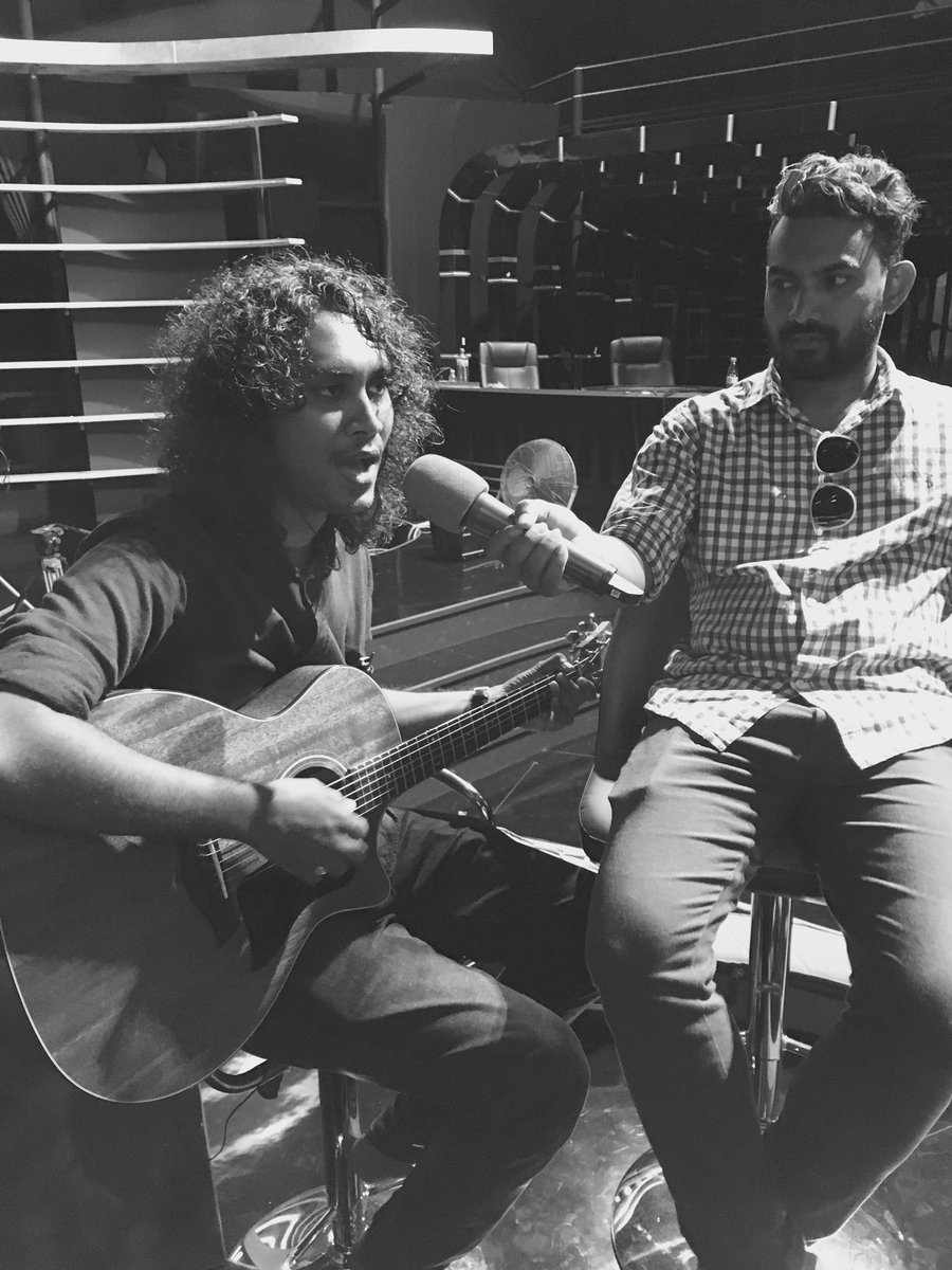 Azooilaan's tweet photo. Looked who helped @iAffan84 durin practice. #micboy @MoosaWaseem #maldivianidol https://t.co/L5ywcIzyGs