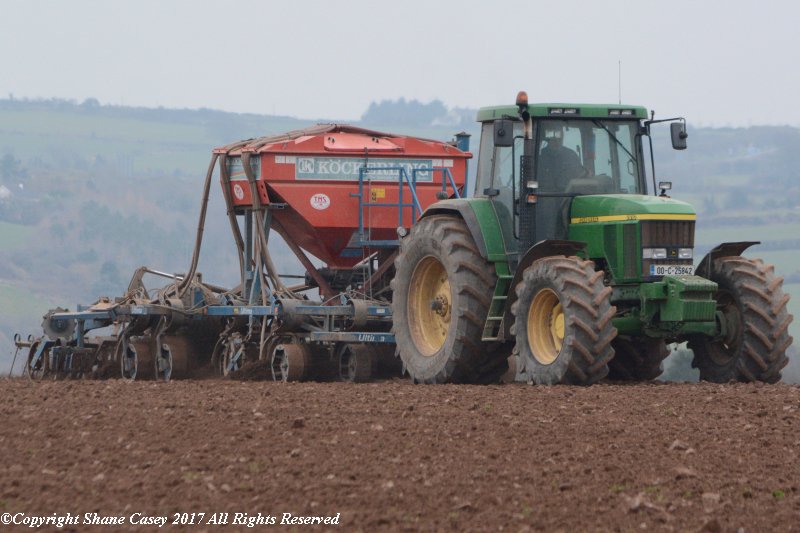 sgcaseyck25's tweet photo. Snapped nearly 12 months ago @JohnDeere 7810 &amp; Kockerling Ultima sowing SW, normally used in #mintil but just as good in ploughed ground https://t.co/BsfaVHVL1N