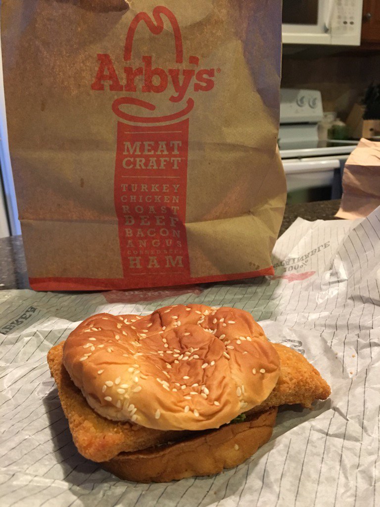 ErikPackard's tweet photo. Arby's, they've got the smashed meats. #crapquality #fishsandwichsmashedbyclub #arbys #nolettuce https://t.co/gyaQmvHF0D