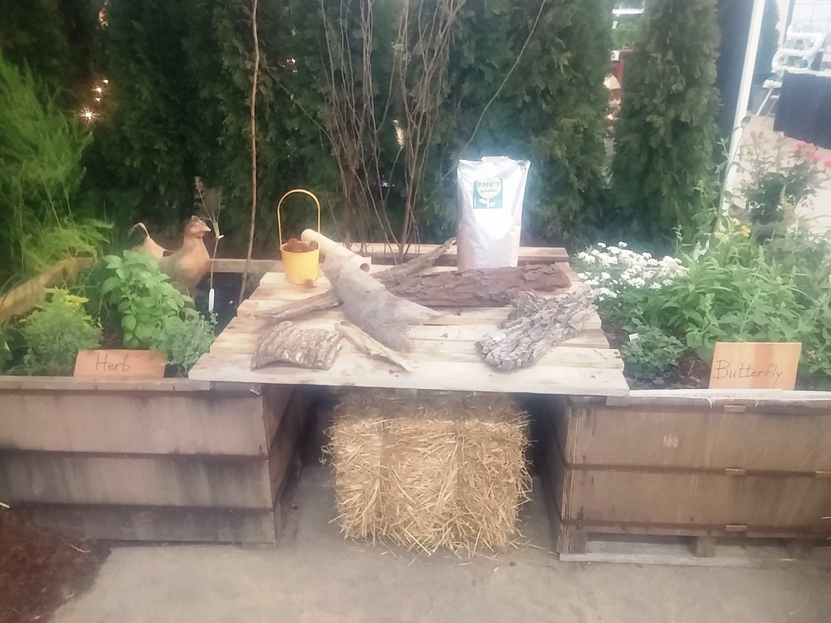 Lawngardenshow's tweet photo. Children's activities, demos, 175+ vendors, lectures &amp; special HHS plant sale (TODAY ONLY) - it's #NLGS2017 @FairgroundsNash https://t.co/bGBDl4BbvF