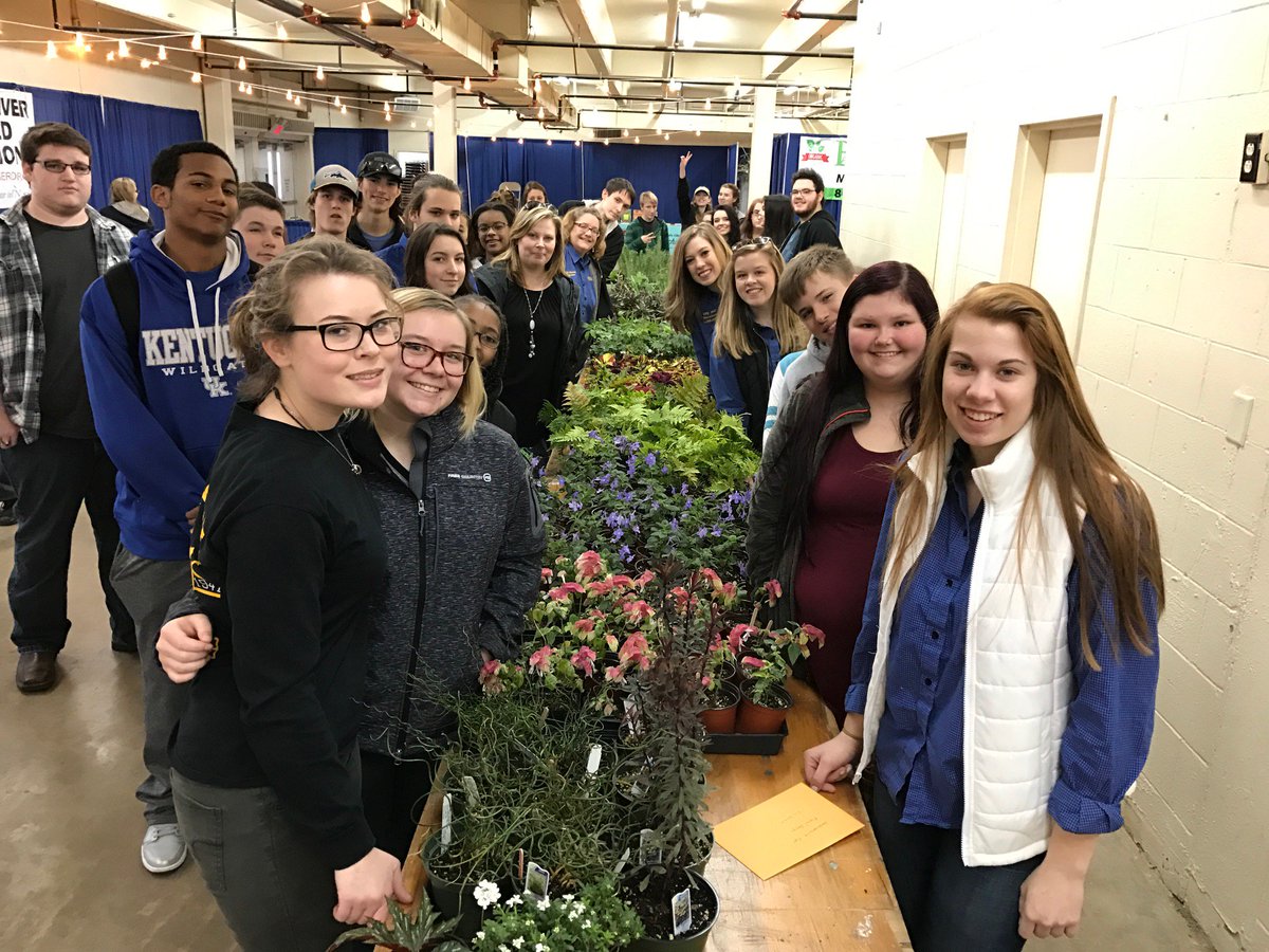 Lawngardenshow's tweet photo. Children's activities, demos, 175+ vendors, lectures &amp; special HHS plant sale (TODAY ONLY) - it's #NLGS2017 @FairgroundsNash https://t.co/bGBDl4BbvF