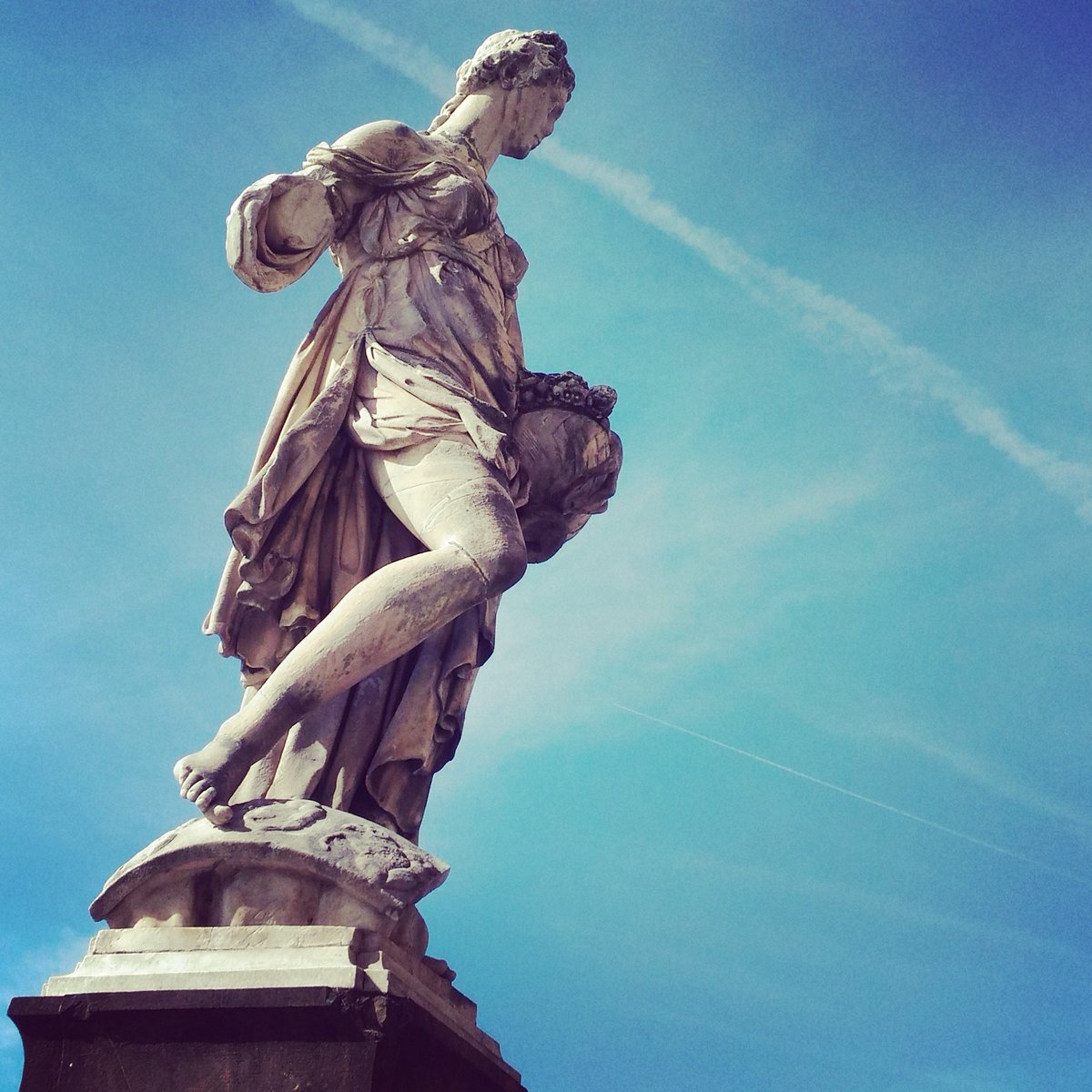 Firenze, Ponte a S.Trinita. La statua della Primavera: la testa perduta dopo il bombardamento tedesco fu ritrovata in Arno anni dopo.