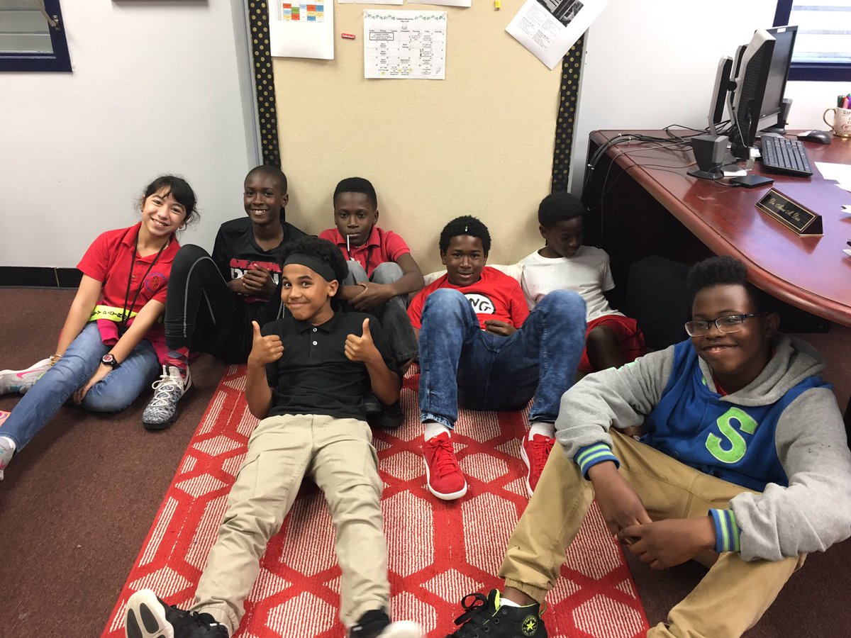 CaribbeanK8CT's tweet photo. Lunch with the Principal 😍 #whowouldntwanttoworkhere @MiamiSup @MDCPS https://t.co/1TUm77QpHT