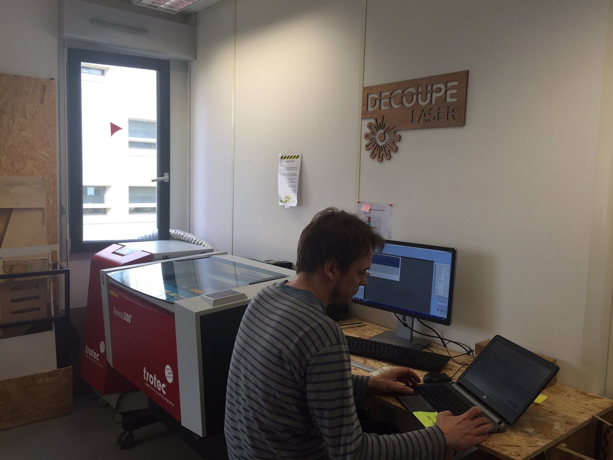 Gourlette's tweet image. Merci @PoncinMathieu pour l&apos;accueil et les explications: impression 3D
découpe vinyl, laser, broderie, atelier électronique...#FBsolidaire