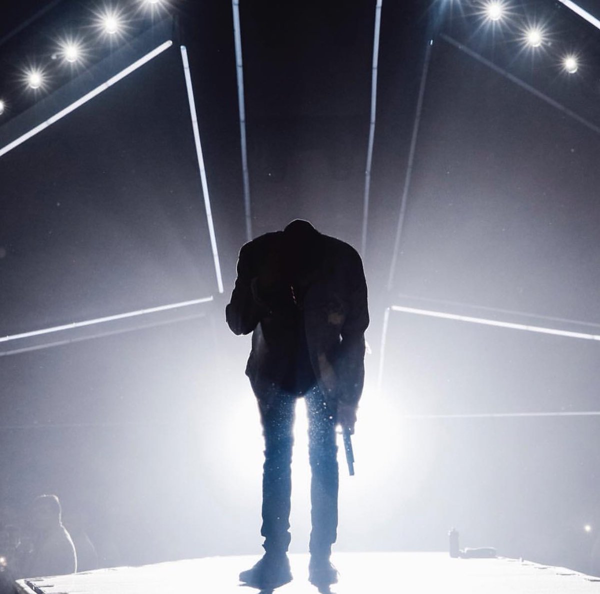 abelenaupdates_'s tweet photo. Theweeknd: 👽👽👽👽👽 Cologne, Germany 🇩🇪 https://t.co/Xi4SJmmpXn