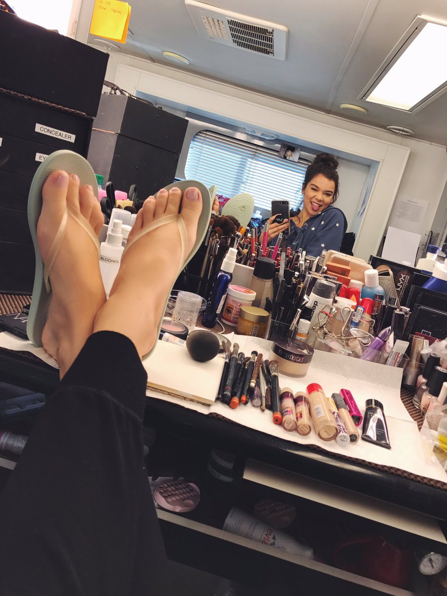 Feet hailee steinfeld Hailee Steinfeld