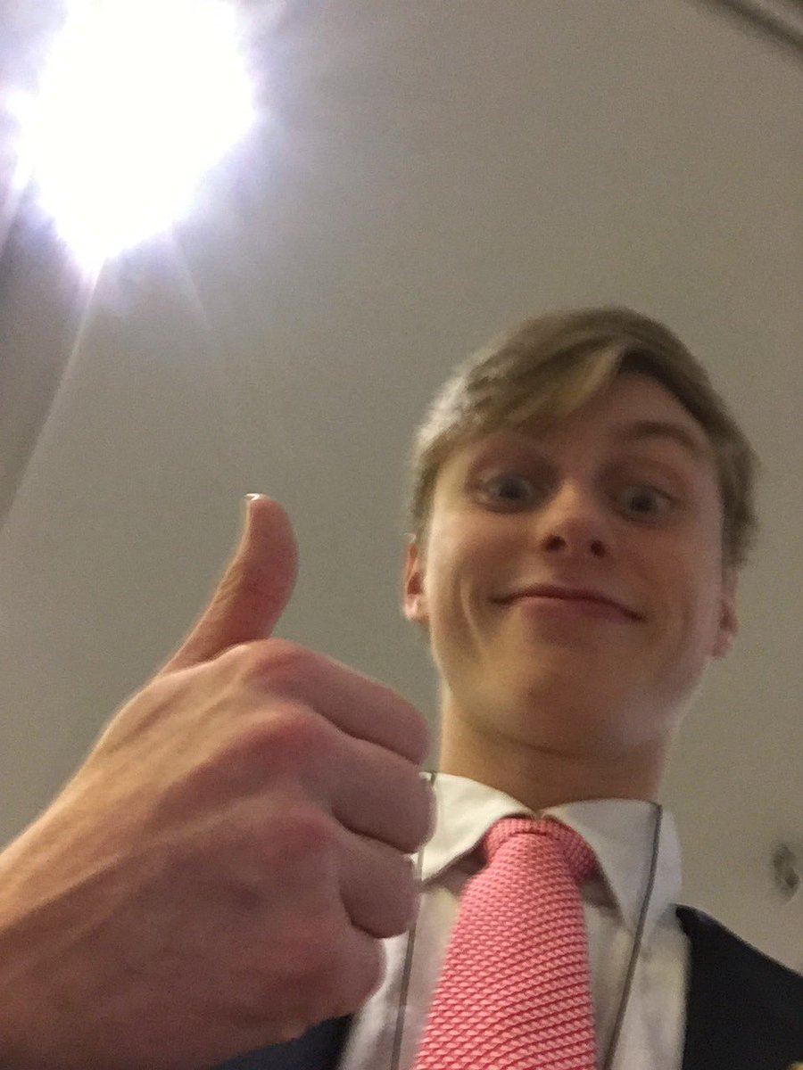 DesmondFionn's tweet photo. Vote for me lol #vadeca #vote4fionn https://t.co/TXmOKw5Q64