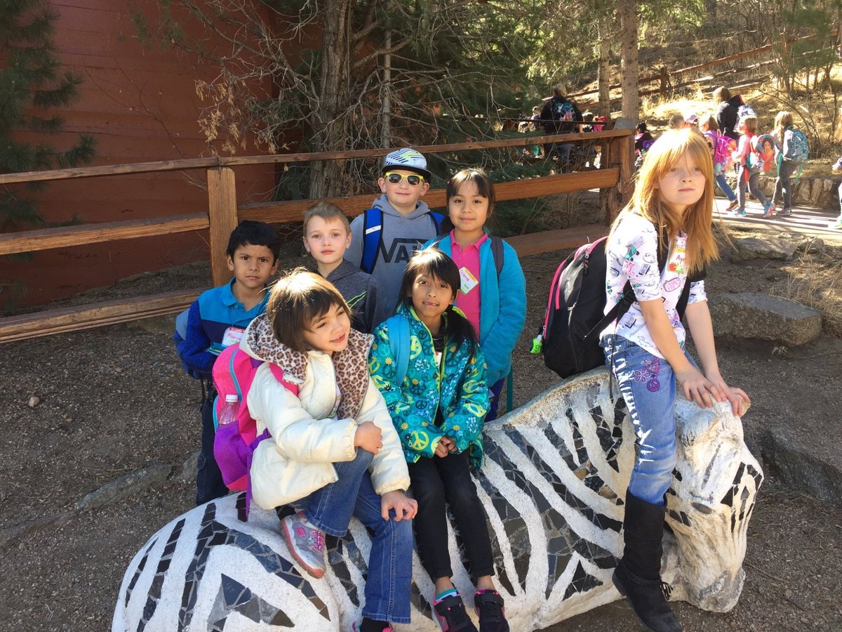 SouthRidgeElem's tweet photo. 1st grade field trip to @CheyenneMtnZoo #soewolves #welovegiraffes #futurezoologists https://t.co/aoSB7yJQHa