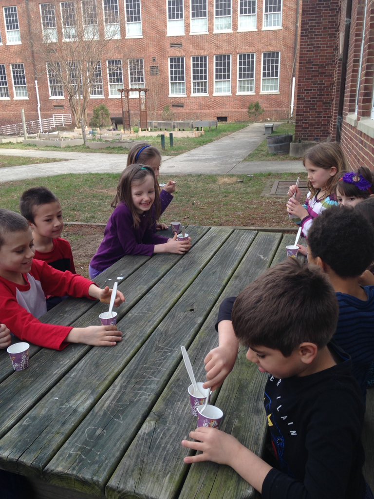 SSIMS_SCES_OC's tweet photo. Thank you to Asmara Otmani for teaching Mme Anderson's class how to make a dip from herbs and greens in the OC!! https://t.co/Bb3mWRMcNf