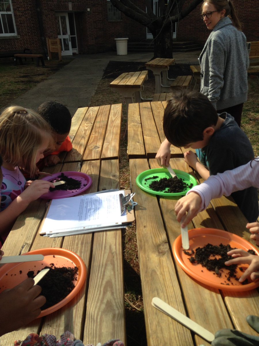 SSIMS_SCES_OC's tweet photo. 2nd grade edible program started!  What an exciting time in the Outdoor Classroom! https://t.co/hv9UWvFieX