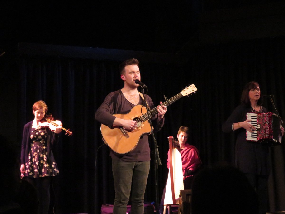 Yth esa <a href="/ChangingRMusic/">The Changing Room</a> ow kana yn #Kernewek haneth dhe <a href="/PzCornishFest/">Pz Cornish Festival</a>
Gwrello glaw - delyow sevi
#GoelPeran #CornishMusic