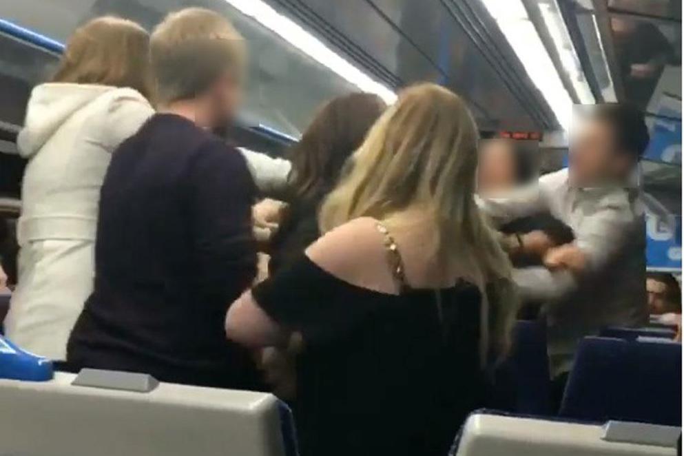 Police storm London train as mass brawl erupts after row over bagels crwd.fr/2lZUW1q