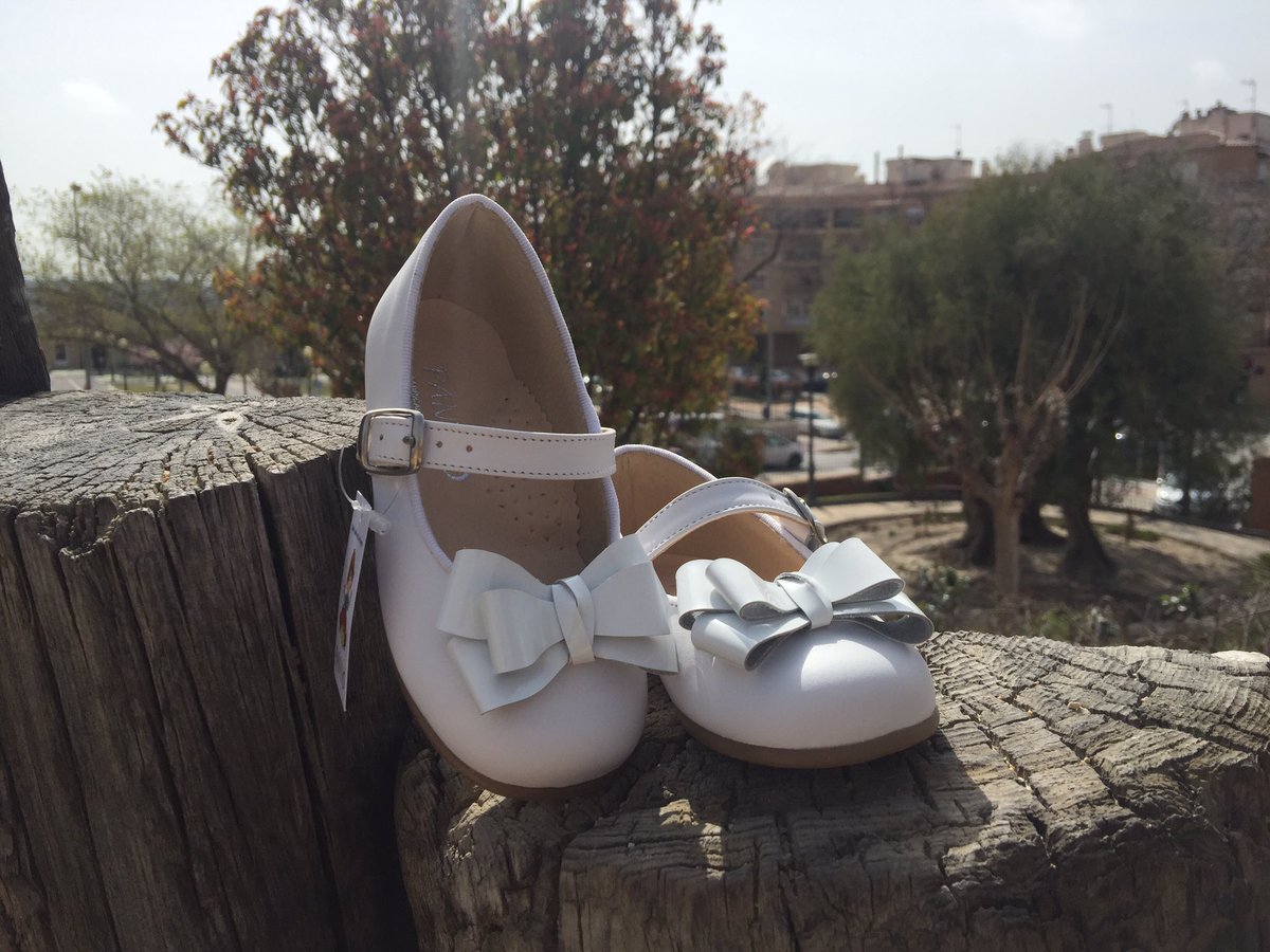 MiniVillena's tweet photo. Nuevos mercedes en piel blanca con lazo en charol, ya se van acercando los eventos de primavera-Verano 
https://t.co/u1YWty0mlx https://t.co/bX0Hv0ijPh