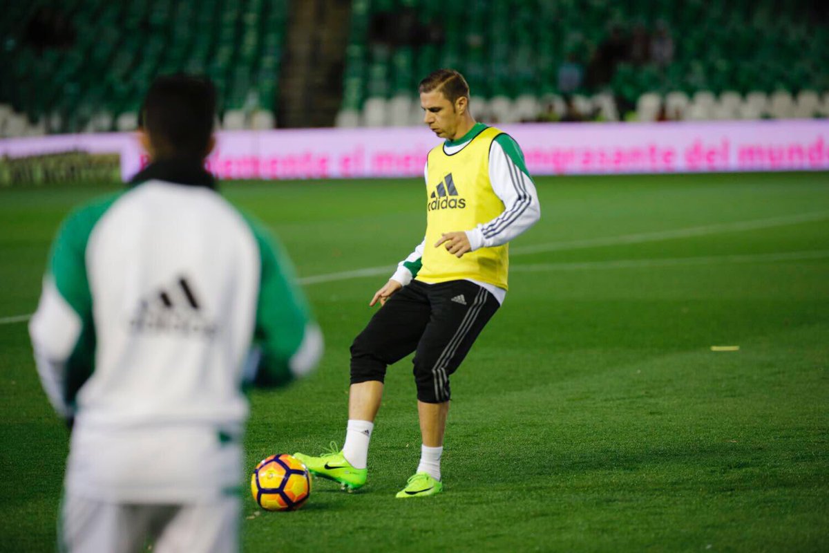 RealBetis's tweet photo. ¡Calienta el equipo en el Villamarín! 🔛😁 ¡Ganas de BETIS! 

#DíaDeBetis https://t.co/Jtagni4Pvw