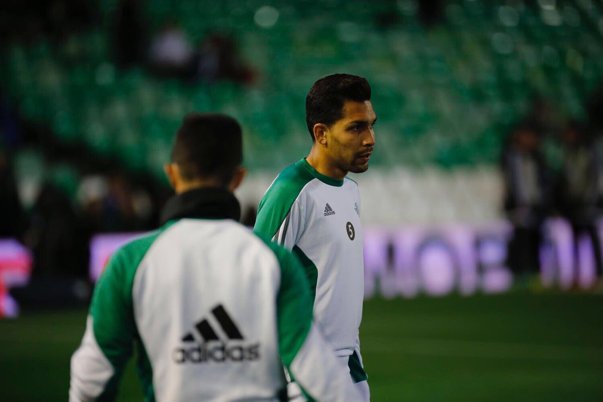 RealBetis's tweet photo. ¡Calienta el equipo en el Villamarín! 🔛😁 ¡Ganas de BETIS! 

#DíaDeBetis https://t.co/Jtagni4Pvw