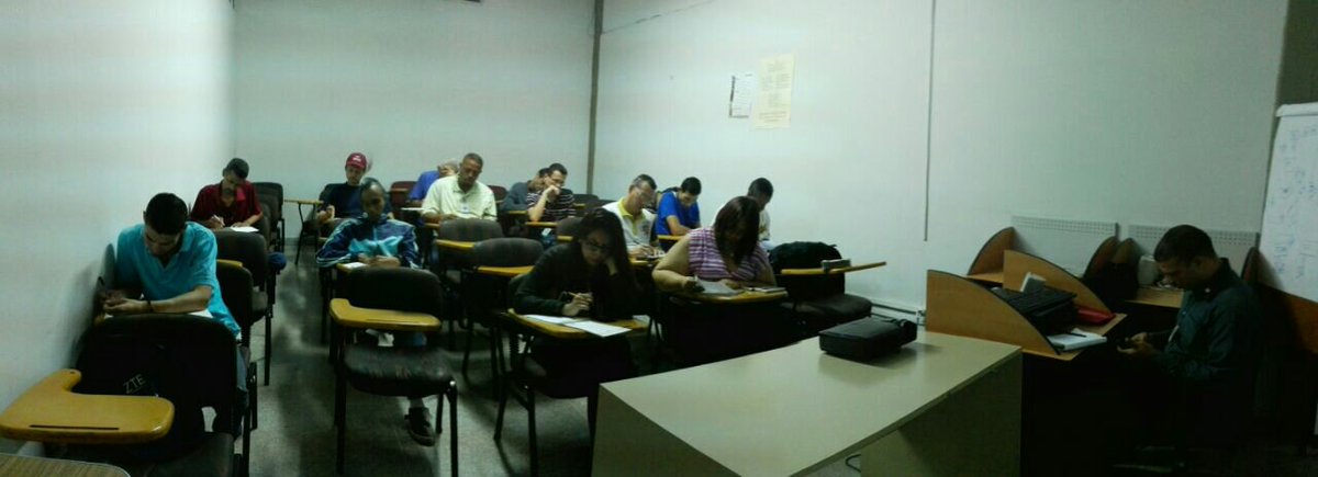 ComunaDLZ's tweet photo. En estos momentos, nuestro taller de electrónica impartida por Elias Diaz en IPOSTEL. shhhh... están en una evaluación ;-) https://t.co/H3WoQIknr6