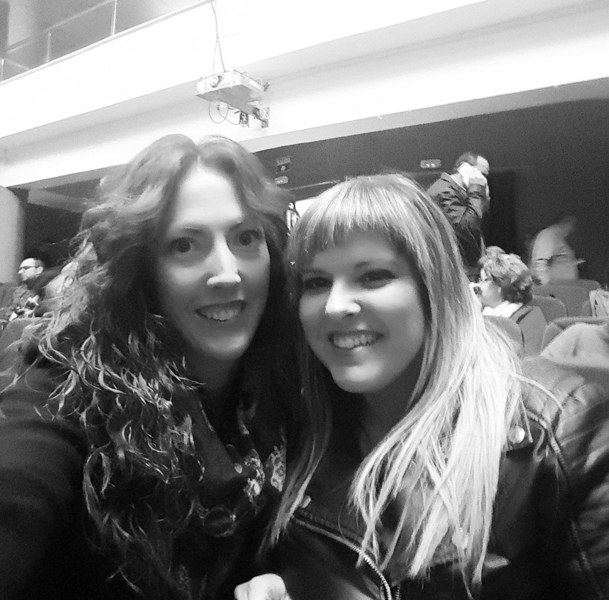 Esperando a los Molina!
Por favor quiero fotoooo!
#popopopoooo #pontecoloretes #pareligionlamia <a href="/trataratachin/">Chirigota Los Molina</a>