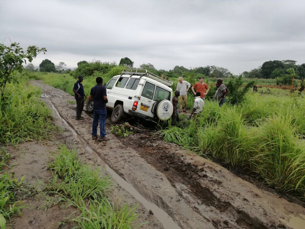 nepsus_research's tweet photo. #Forestry team challenged by transport issues during #nepsus fieldwork in kilwa #tanzania #susty #partnerships research https://t.co/5kugldJ4ha