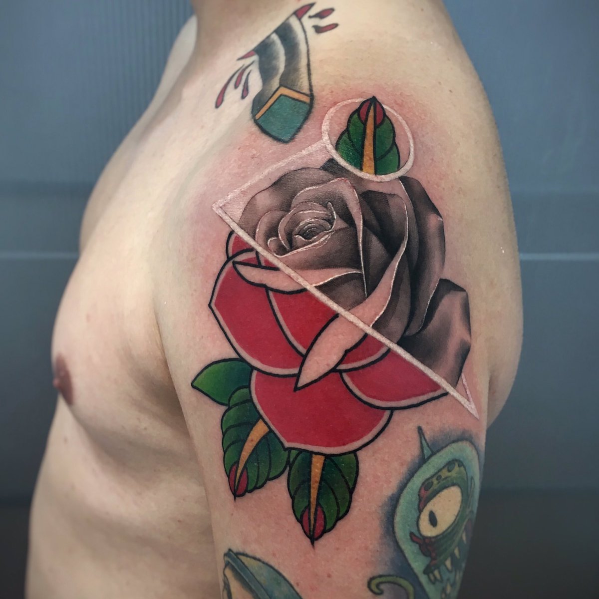 Pol_tattoo's tweet photo. Rosa tradi/realista tatuaje con mi compañero Hubal Mateo 🌹 Espero que os mole la fusión 😉 https://t.co/kvfFRXqLKy