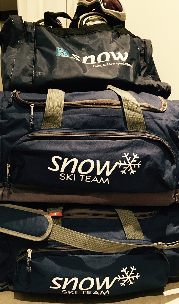 SnowSkiTeam's tweet photo. Wisseling van de @snowskiteam-wacht :) Een verse ploeg staat klaar voor vertrek #veiligereis allemaal @Snow_BV https://t.co/JryuDqLzMi