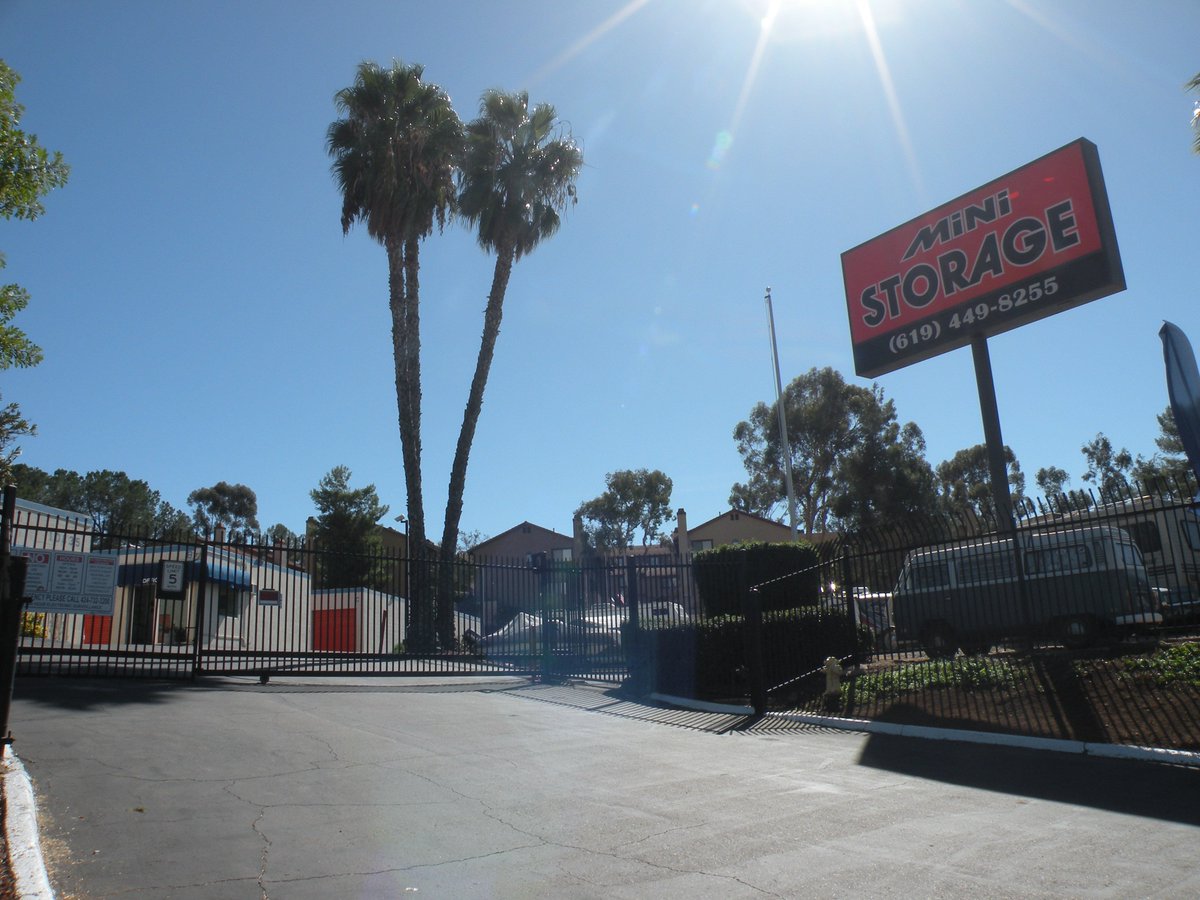 MiniStorage_SD's tweet image. We're loving this weather! Not a cloud in the sky! #Fridayfeeling